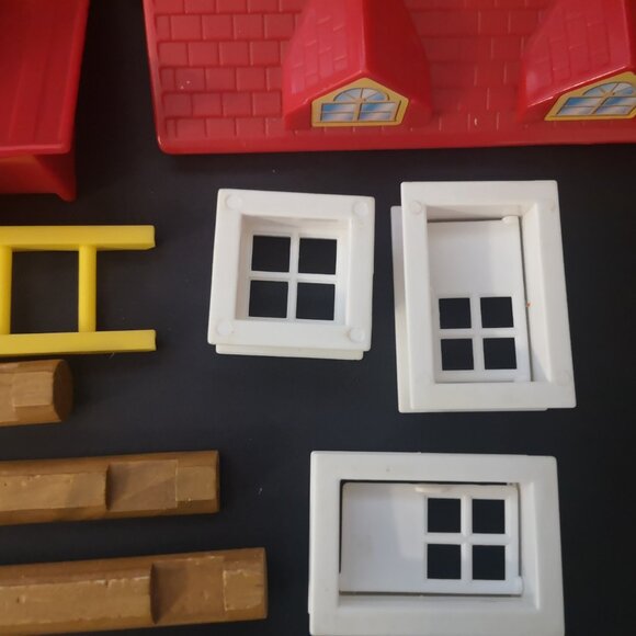 The Original Lincoln Logs Frontier Junction Set with White Windows & Red Roof - Picture 3 of 9